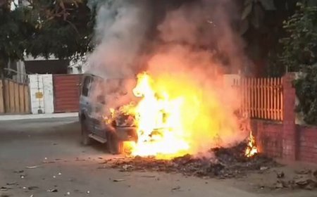 जनकपुरी में खड़ी कार में लगी आग:घनी आबादी में फैली दहशत, दमकल ने पाया काबू; शॉर्ट सर्किट की आशंका