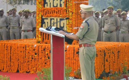 कासगंज पुलिस लाइन्स में पुलिस स्मृति दिवस मनाया गया:एसपी ओपी सिंह समेत अधिकारियों ने शहीद जवानों को श्रद्धांजलि दी, पुष्पचक्र अर्पित किए