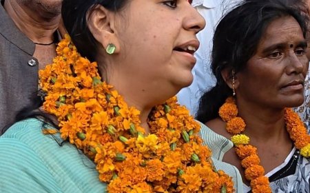 पूर्व IAS दिव्या मित्तल ने मिर्जापुर में बिजली-पानी संकट उठाया:3 साल बाद मिलकर भावुक हुईं, बुजुर्ग के साथ बैठीं पूर्व डीएम; बोलीं- आधे गांव में आज भी बिजली नहीं