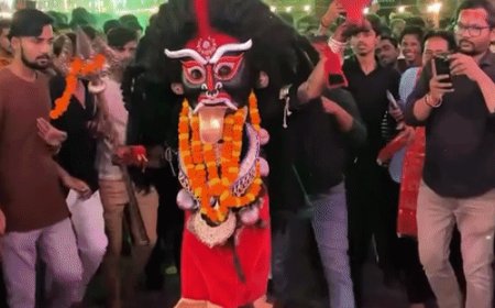 प्रयागराज में हाथों में तलवार-खप्पर लेकर निकलीं मां काली, VIDEO:काली स्वांग में दिखा माता का आक्रामक अवतार दिखा