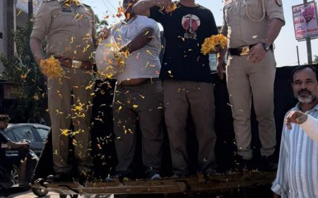 महिला सुरक्षा के प्रति जागरूकता:अंकुर विहार में मिशन शक्ति रैली का स्वागत, जेसीबी से बरसाए फूल