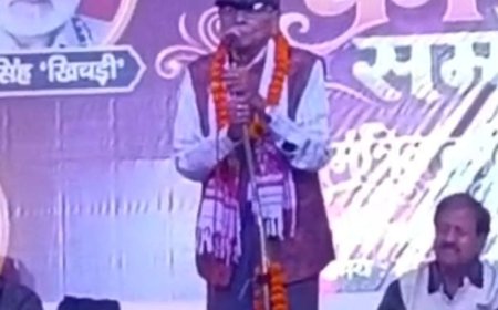 गुलावठी में कवि सम्मेलन:रामलीला मंच पर कवियों ने वीर रस और हास्य-व्यंग्य से बांधा समां