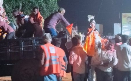 अयोध्या में रात एक बजे तक मूर्ति विसर्जन:1000 प्रतिमाएं नदियों में बहाई गई, पुलिस रही मौजूद