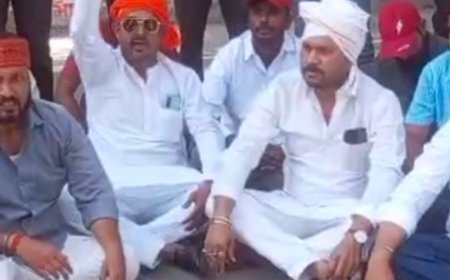 बलिया में महाराणा-प्रताप की प्रतिमा से तिरपाल हटाने की मांग:छात्र नेताओं ने कलक्ट्रेट में प्रदर्शन कर DM को सौंपा ज्ञापन, 7 दिन का अल्टीमेटम