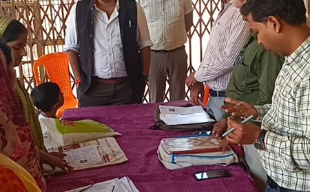 सोनभद्र में DM ने मतदाता केंद्रों का किया निरीक्षण:फॉर्म-6 भरवाकर नए मतदाताओं को जोड़ने के दिए निर्देश, युवा-महिलाएं उत्साहित