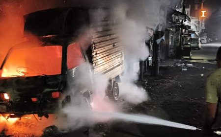 लखनऊ में दो टाटा मैजिक गाड़ियों में लगी आग:24 मिनट में दो सूचना, कोई जनहानि नहीं