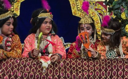 राम जन्म की लीला देख आनंद में डूबे दर्शक:वृंदावन में चल रही रामलीला में भक्तों ने लगाए जयकारे, बधाई स्वरूप लुटाए उपहार