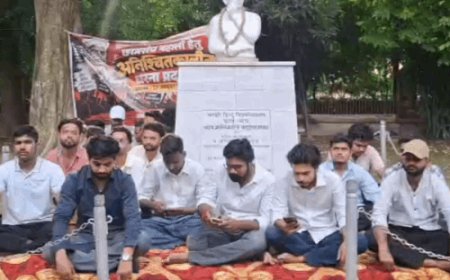 BHU में छात्रसंघ बहाली की मांग पर अनिश्चितकालीन धरना शुरू:छात्रों ने की नारेबाजी,बोले-सिर्फ रील पर नहीं, अब जमीन पर भी दिखेगी युवाओं की भागीदारी