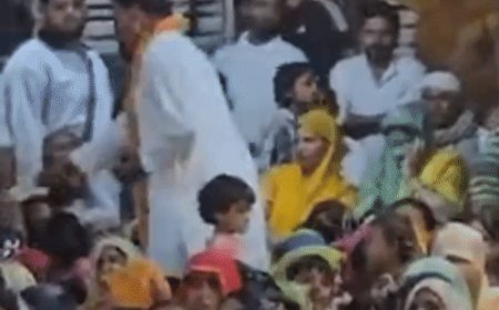 बुलंदशहर में रामलीला के दौरान नोट बांटते दिखे भाजपा नेता:शिकारपुर सीट से टिकट के हैं दावेदार, बोले- पैसे नहीं बांटे, दिए उपहार