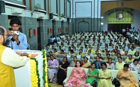 आगरा कॉलेज में युवाओं को करियर मार्गदर्शन मिला:विद्यार्थियों को प्रतियोगी परीक्षाओं, रोजगार और सरकारी योजनाओं की जानकारी दी गई