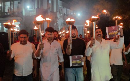 लखनऊ में यूथ कांग्रेस ने निकाला मशाल जुलूस:CEC ज्ञानेश कुमार के इस्तीफे की मांग किया , लोकतंत्र की हत्या और वोट चोरी करवाने का आरोप लगाया