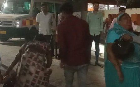 उन्नाव में ट्रक-बाइक भिड़ंत में युवक की मौत:साथी घायल, बाइक ट्रक में फंसी; जिला अस्पताल में परिजनों का रो-रोकर बुरा हाल