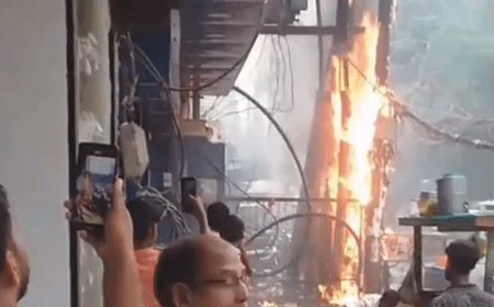 बारिश के बीच बिजली के पोल में लगी आग:गोरखपुर में मची अफरा-तफरी, फायर ब्रिगेड ने 20 मिनट में पाया काबू