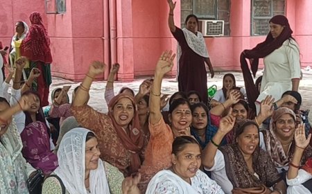13वें दिन भी धरने पर आंदोलन तेज करने की चेतावनी:बागपत में आशा कार्यकर्ता राज्य कर्मचारी का दर्जा समेत 8 मांगों पर अड़ीं