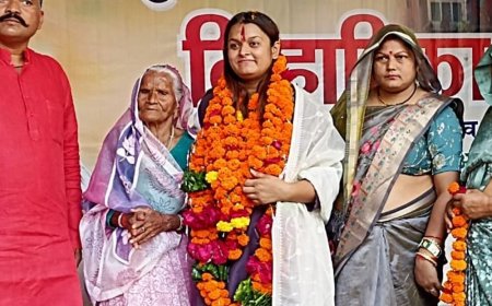 छात्रसंघ अध्यक्ष बनीं निहारिका:जालौन में समर्थकों ने माला पहनाकर और मिठाई खिलाकर किया सम्मानित