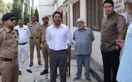 सहारनपुर में कमिश्नर, DM-SSP ने मतदान केंद्रों की सुरक्षा जांची:पुलिसकर्मियों को सतर्कता बरतने के निर्देश दिए, निष्पक्ष मतदान के पालन को कहा
