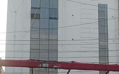 डेकोरेशनकर्मी 11 हजार वोल्ट लाइन की चपेट में आया:पनकी मे बेडलॉक गेस्ट हाउस में पंडाल सजाते समय झुलसा; मालिक पर मुकदमा दर्ज