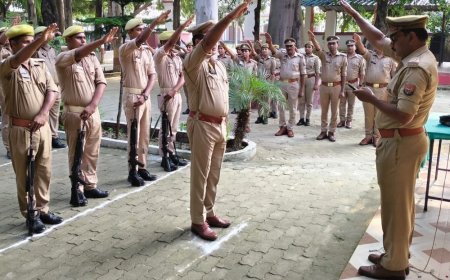मऊ पुलिस लाइन में महापुरुषों को नमन:पुलिसकर्मियों ने ली सत्यनिष्ठा की शपथ, सफाईकर्मियों का सम्मान