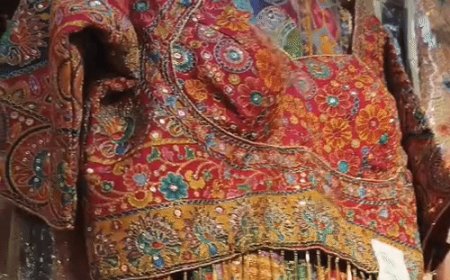 गोरखपुर में पोजिशन प्रिंट की मल्टीकलर साड़ी ट्रेंडिंग:करवा चौथ पर हैंडवर्क की डिमांड भी हाई, यूनिक पीस की तलाश में महिलाएं