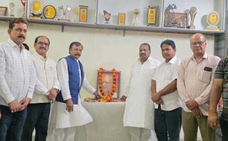 लखनऊ में राम प्रकाश गुप्त जयंती मनाई:दारुलशफा स्थित मुख्यालय पर श्रद्धांजलि सभा, व्यापार मंडल ने पुष्पांजलि अर्पित की
