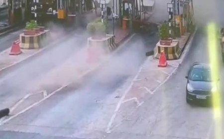 दखिना टोल प्लाजा पर हुए एक्सीडेंट का CCTV आया सामने:रायबरेली में हवा में उछले थे ऑक्सीजन सिलेंडर, 2 की हुई थी मौत