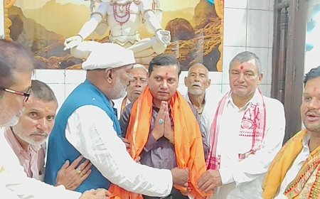 बलिया में आनंद दुबे का हुआ स्वागत:वरिष्ठ कोषाधिकारी ने संभाला पदभार, नागेश्वर महादेव मंदिर में की पूजा-अर्चना