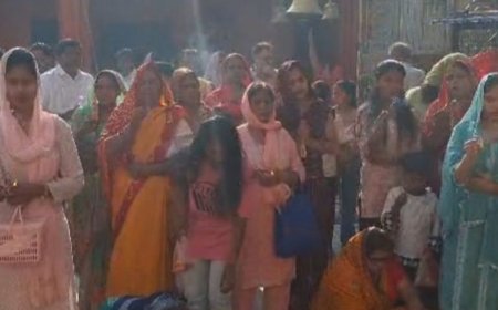 बदायूं में अष्टमी पर महागौरी पूजन:नगला शक्तिपीठ पर उमड़े श्रद्धालु, घरों में कन्या पूजन संपन्न हुआ