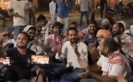 शिक्षा निदेशालय पर छात्रों का धरना:मांगो को लेकर रातभर गेट पर डटे रहे, एक अवसर देने की मांग जारी