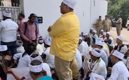 68,500 शिक्षक भर्ती के अभ्यर्थियों ने घेरा मंत्री का आवास:48 दिनों से नियुक्ति की मांग को लेकर कर रहे प्रदर्शन, स्वतंत्र देव सिंह ने दिया साथ देने का आश्वासन