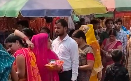 महाअष्टमी पर प्रयागराज के अलोप शंकरी मंदिर में भीड़:चुनरी-नारियल चढ़ाए, दिव्यांग भी पहुंचे; झूले वाली देवी के दर्शन को लगीं कतारें