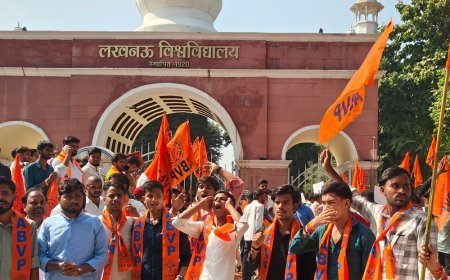 लखनऊ में ABVP का विरोध प्रदर्शन:कॉकरोच जनता पार्टी के खिलाफ भरी हुंकार , बोले - नेहा बोरा धूल विद्यार्थी परिषद आंधी है