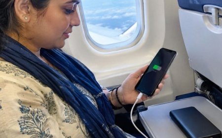 भास्कर अपडेट्स:एविएशन रेगुलेटर DGCA ने प्लेन में सफर के दौरान खास पावर बैंक के इस्तेमाल पर रोक लगाई
