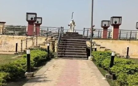 शाहजहांपुर में गांधी पार्क बदहाल, प्रतिमा से छतरी गायब:गांधी जयंती से पहले नगर निगम-प्रशासन की अनदेखी, झूले-बेंच टूटे और नाम भी मिट गया