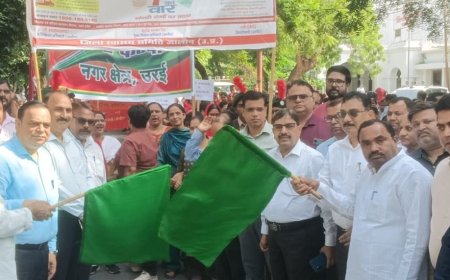 जालौन में जागरूकता रैली का शुभारंभ:डीएम ने हरी झंडी दिखाकर रवाना की जागरूकता रैली