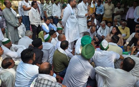 बिजनौर में किसानों ने ₹500 गन्ना मूल्य की मांग की:बिजनौर में गन्ना समिति कार्यालय पर धरना देकर सीएम के नाम सौंपा ज्ञापन