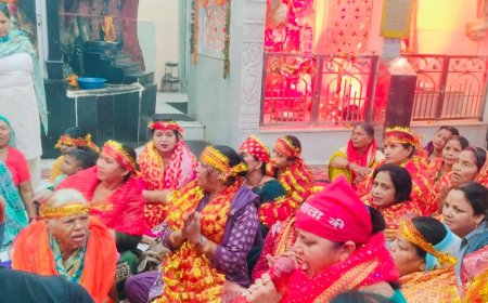 मुरादाबाद के मंदिरों में नवरात्रि पर गूंजे माता के भजन:‘तेरे दरबार में मैया खुशी मिलती है’ पर झूमीं महिलाएं, सुख-समृद्धि की कामना
