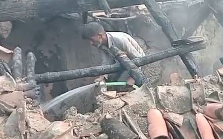 चंदौली में सिलेंडर लीक होने से मकान में लगी आग:गृहस्थी के सामानों के साथ दो लाख रुपये नकद जले, लापरवाही का लगा आरोप