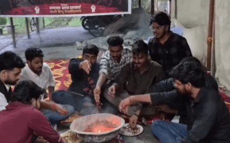BHU में छात्रसंघ बहाली की मांग का चौथे दिन:प्रशासन की सद्बुद्धि के लिए छात्रों ने किया यज्ञ,डीन आफ स्टूडेंट्स ने छात्रों की सुनी बात