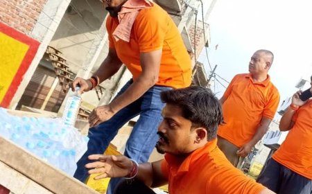 बाढ़ प्रभावितों के लिए राहत अभियान जारी:फैजुल्लागंज में 13वें दिन भी पहुंची राहत, जरूरतमंदों को बांटा राशन