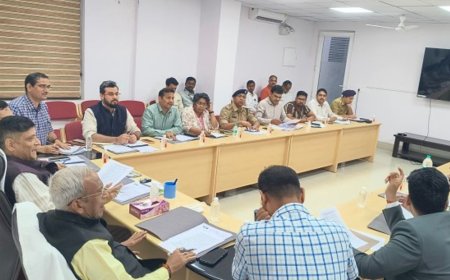बांके बिहारी मंदिर में 16 मुद्दों पर मंथन:सेंट्रल AC लगाने पर बनी सहमति, श्रद्धालुओं के लिए सुविधाएं बढ़ाने पर भी हुई चर्चा