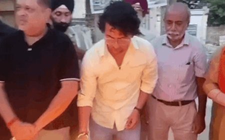 ध्वस्त कॉम्प्लेक्स की जमीन पर व्यापारियों ने दी श्रद्धांजलि:प्रतिष्ठानों को याद कर छलके आंसू बोले- 30 साल की मेहनत उजड़ी, आजीविका का संकट