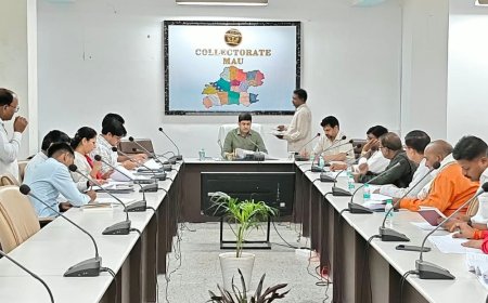 मऊ में मतदाता सूची पुनरीक्षण की तैयारी:1200 मतदाताओं पर होगा मतदेय स्थलों का पुनर्गठन, 12 नवंबर को होगा सूची का प्रकाशन