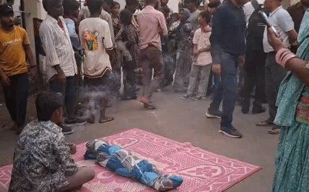 थाने के बाहर बच्चे की लाश रखकर हंगामा:झांसी में पिता बोले- एक्सीडेंट करने वाले ड्राइवर को पुलिस ने छोड़ा, माल भी रिलीज किया