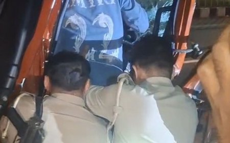 अमरोहा में NH - 9 पर DCM, ट्रक में घुसी:केबिन में फंसे डीसीएम चालक को लोगों ने निकाला बाहर, हालत नाजुक, मेरठ रेफर