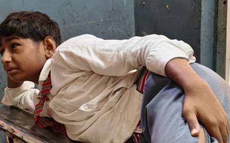 फर्रुखाबाद में सड़क हादसे में किशोरी की मौत:ट्रैक्टर को ओवरटेक करते समय बाइक से टक्कर, एक छात्र घायल; जिला अस्पताल रेफर