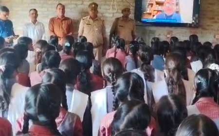 प्रतापगढ़ में साइबर अपराध को लेकर जागरूक किया:पुलिस टीम ने छात्राओं को उनके अधिकारों के बारे में बताया