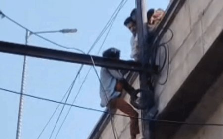फिरोजाबाद में युवक बिजली के पोल पर चढ़ा, VIDEO:आंखों पर काला चश्मा, गले में फूलों की माला, मोबाइल में सुन रहा था गाना, आधे घंटे बाद उतारा
