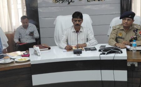 हाथरस में PET परीक्षा की तैयारियों की समीक्षा:केंद्रों पर लगेंगे CCTV कैमरे, 16 केंद्रों पर 39,456 अभ्यर्थी देंगे एग्जाम