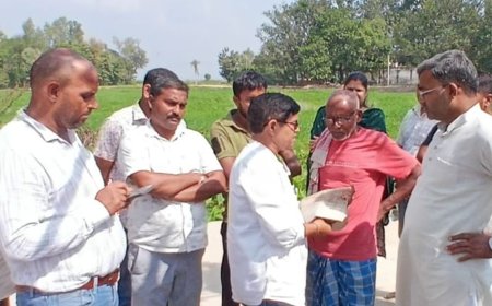तिलाठी मोहल्ले में कच्चे रास्ते का निर्माण शुरू:संतकबीर नगर में घुटनों तक पानी और कीचड़ से परेशान लोगों को मिलेगी राहत