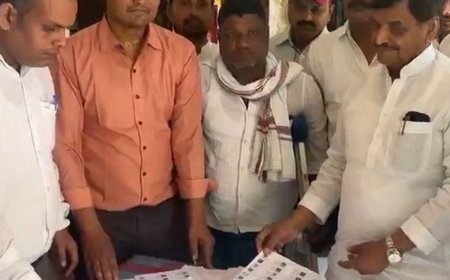 शिवपाल यादव ने बूथों का जायजा लिया:मतदाता पुनरीक्षण अभियान के तहत कार्यकर्ताओं की सक्रियता परखी, 17-24 अक्टूबर तक चलेगा कार्यक्रम